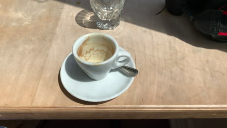 una taza de espresso vacía sobre una mesa