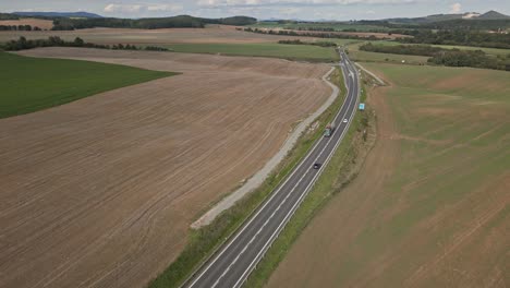 Luftaufnahme-Einer-Modernen-Straße,-Die-Fruchtbare-Felder-In-Der-Tschechischen-Landschaft-überquert