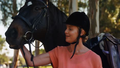 Mujer-Acariciando-Caballo-En-Rancho-4k