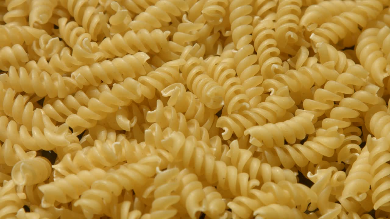 pasta fusilli dispuesta 4k