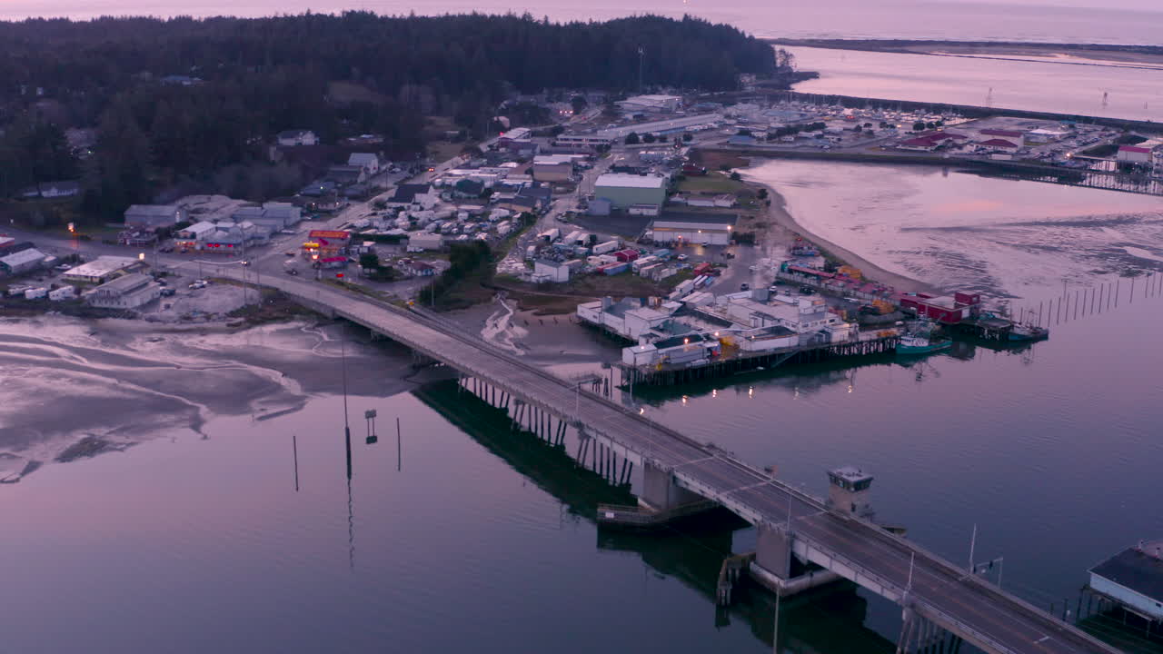video aéreo de la puesta de sol sobre charleston en la costa de oregon