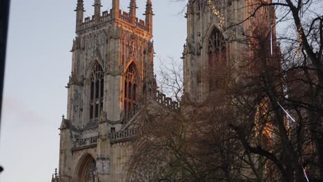 Disparo-Ascendente-Apretado-Para-Las-Dos-Torres-De-La-Catedral-De-York-Durante-Un-Amanecer-Naranja