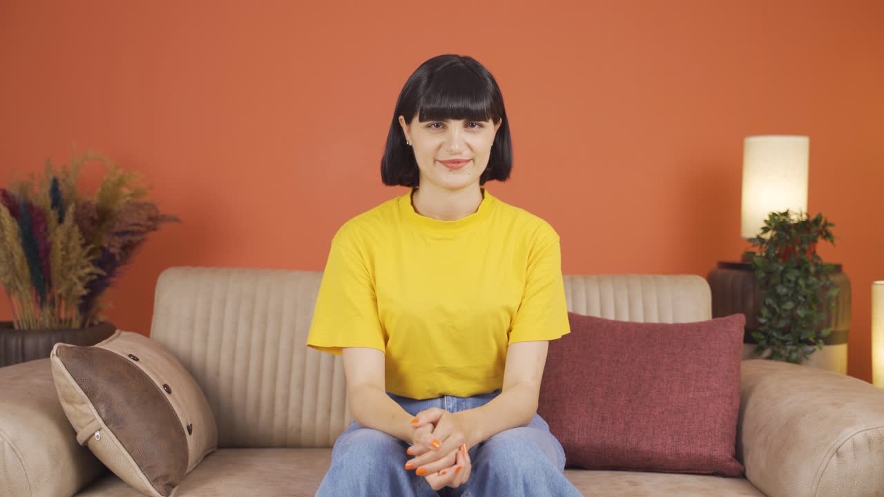 그녀가 들은 뉴스를 좋아하고 승인한 여성.