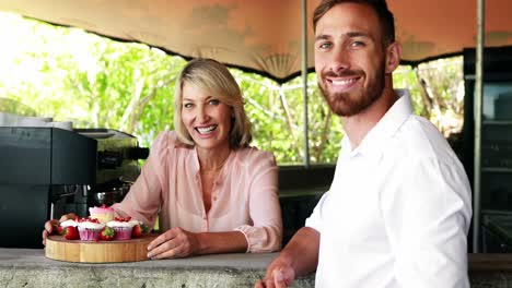 Waiter-and-customer-standing-at-counter-at-restaurant-4k