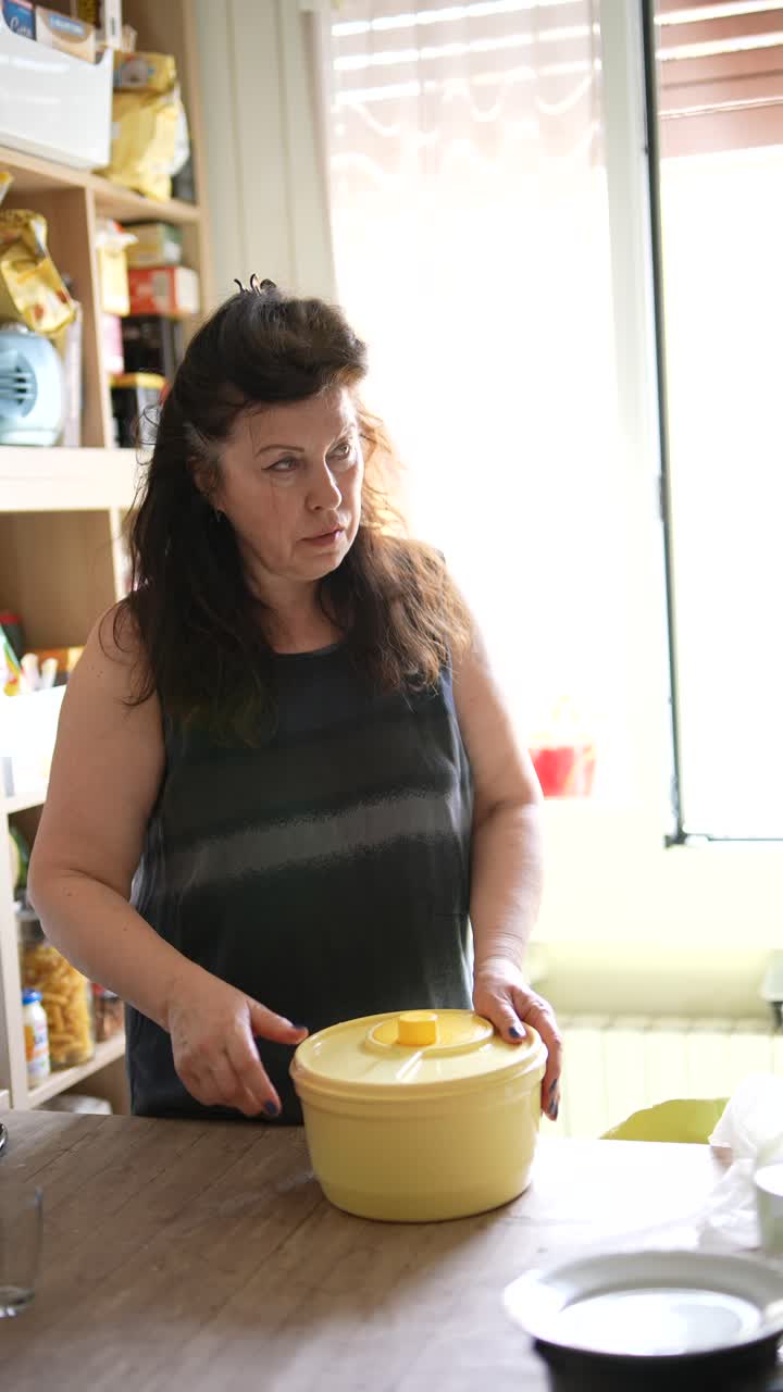 mujer cocinando en una cocina
