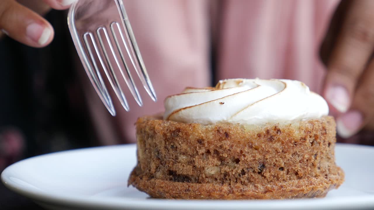 맛있는 디저트를 먹는 여자