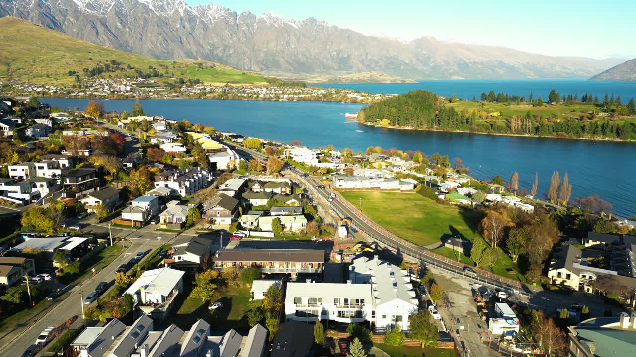 aérea sobre queenstown en las orillas del lago wakatipu con los notables en el fondo, isla del sur, nueva zelanda