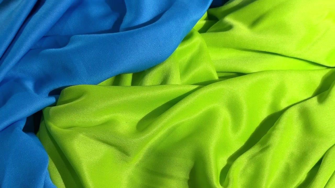 Drapeados de Tecido Vibrantes em Verde Brilhante, Azul e Amarelo.