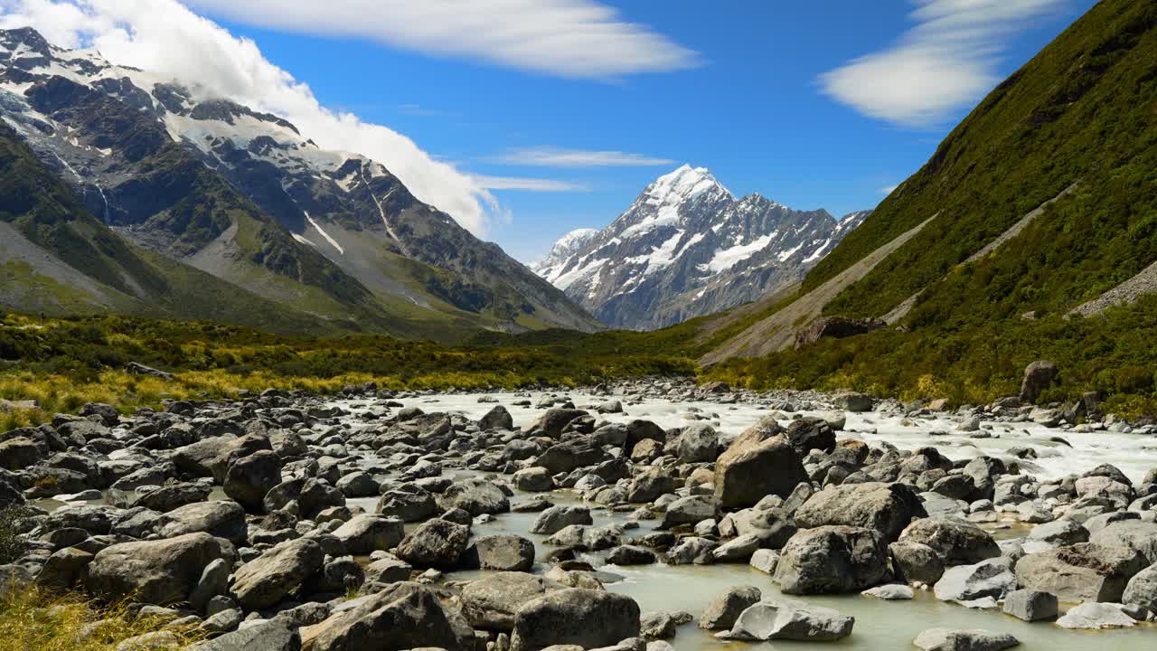 Gletsjerflod langs Hooker Valley-stien med store kampesten, der fører op til Aoraki.