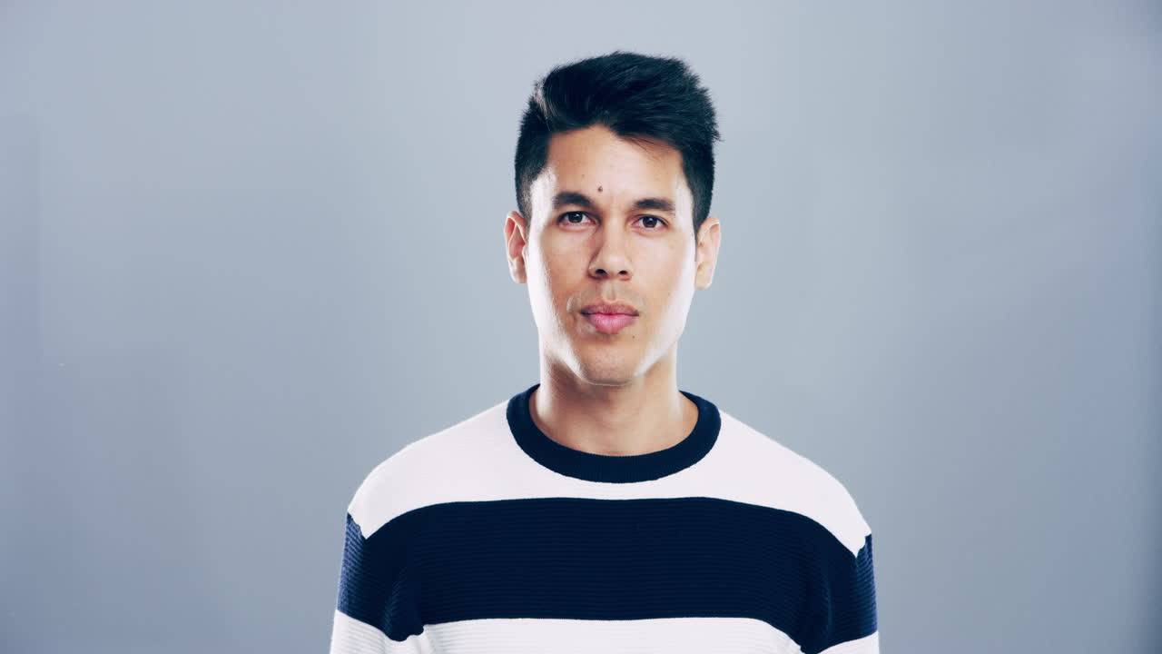 줄무 셔츠를 입은 남자