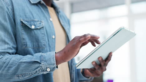 Hände,-Mann-Und-Scrollen-Auf-Dem-Tablet-Zu-Hause,-Um-Zuzusehen