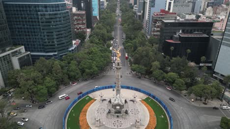 Ein-Luftdrohnenvideo,-Das-Den-Verkehrsfluss-Rund-Um-Den-Angel-Of-Independence-Kreisverkehr-Auf-Der-Reforma-Avenue-In-Mexiko-Stadt-Aufnimmt