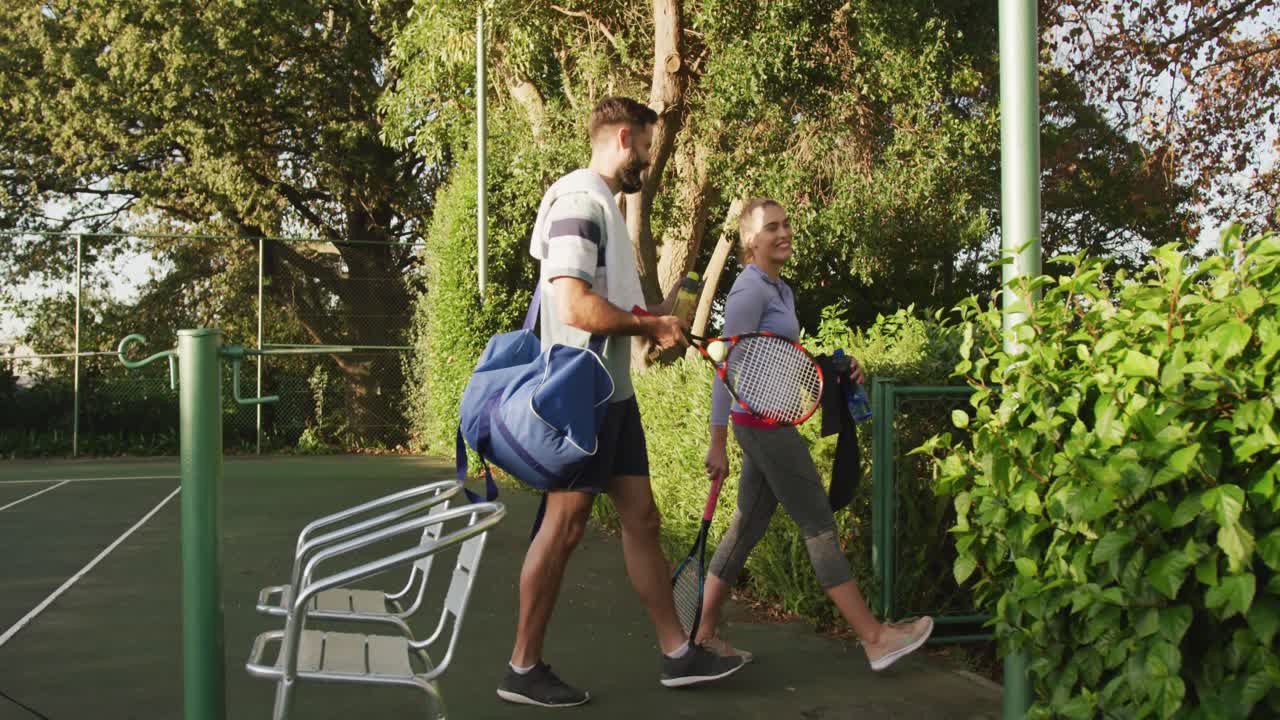 video de hombres caucásicos felices saliendo de la corte
