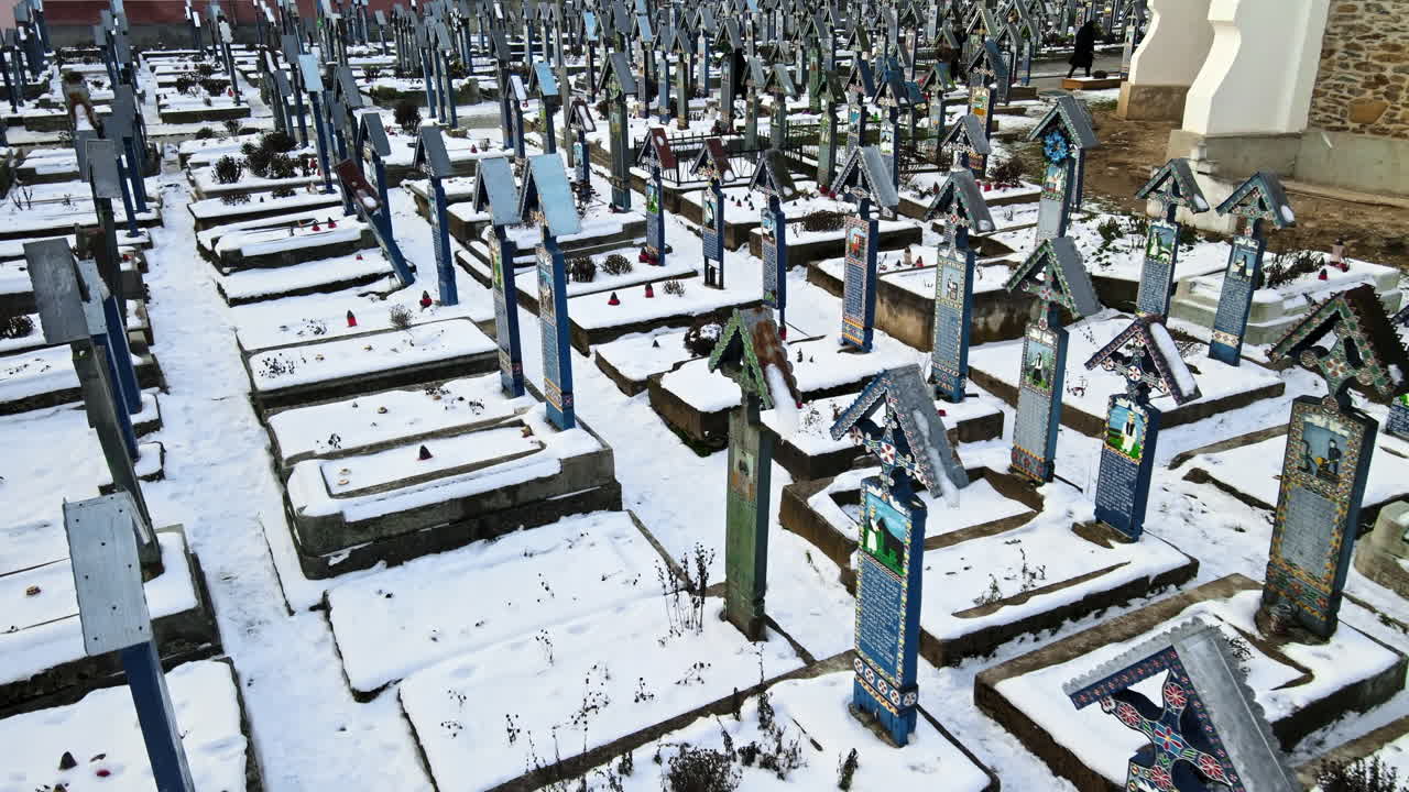 Romanya, Sapanta'daki Neşeli Mezarlığın kışın havadan drone görüntüsü. Çok sayıda mezar taşı, kar