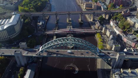 Vista-Aérea-De-Newcastle-Upon-Tyne-Quayside:-Puente-Tyne,-Puente-Giratorio-Y-Puente-De-Alto-Nivel-Sobre-El-Río-Tyne