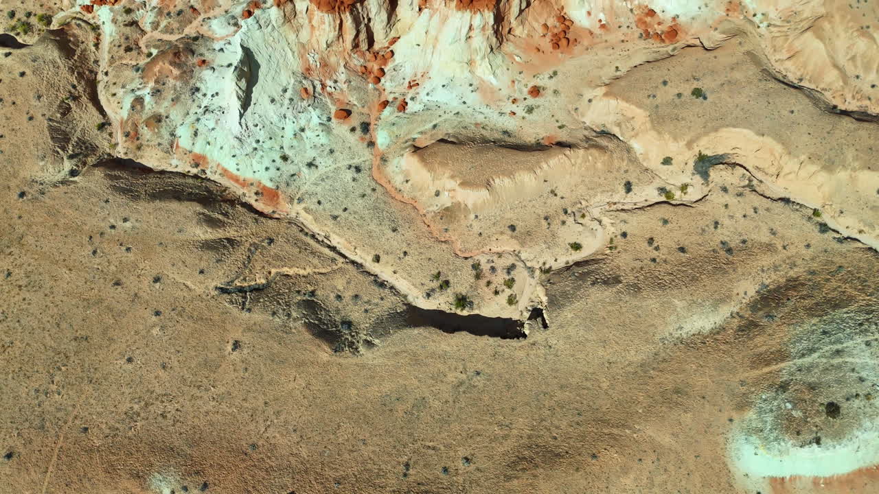 Vídeos del árido desierto iluminado por el calor del sol. Acercamiento a las increíbles rocas de diferentes colores y formas. Arizona, EE. UU.