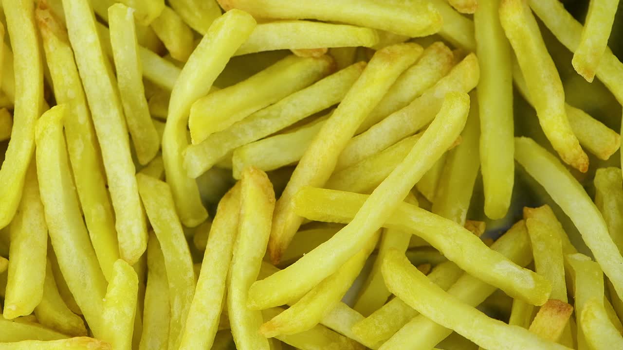 patatas fritas en un plato giratorio (con bucle sin costuras)