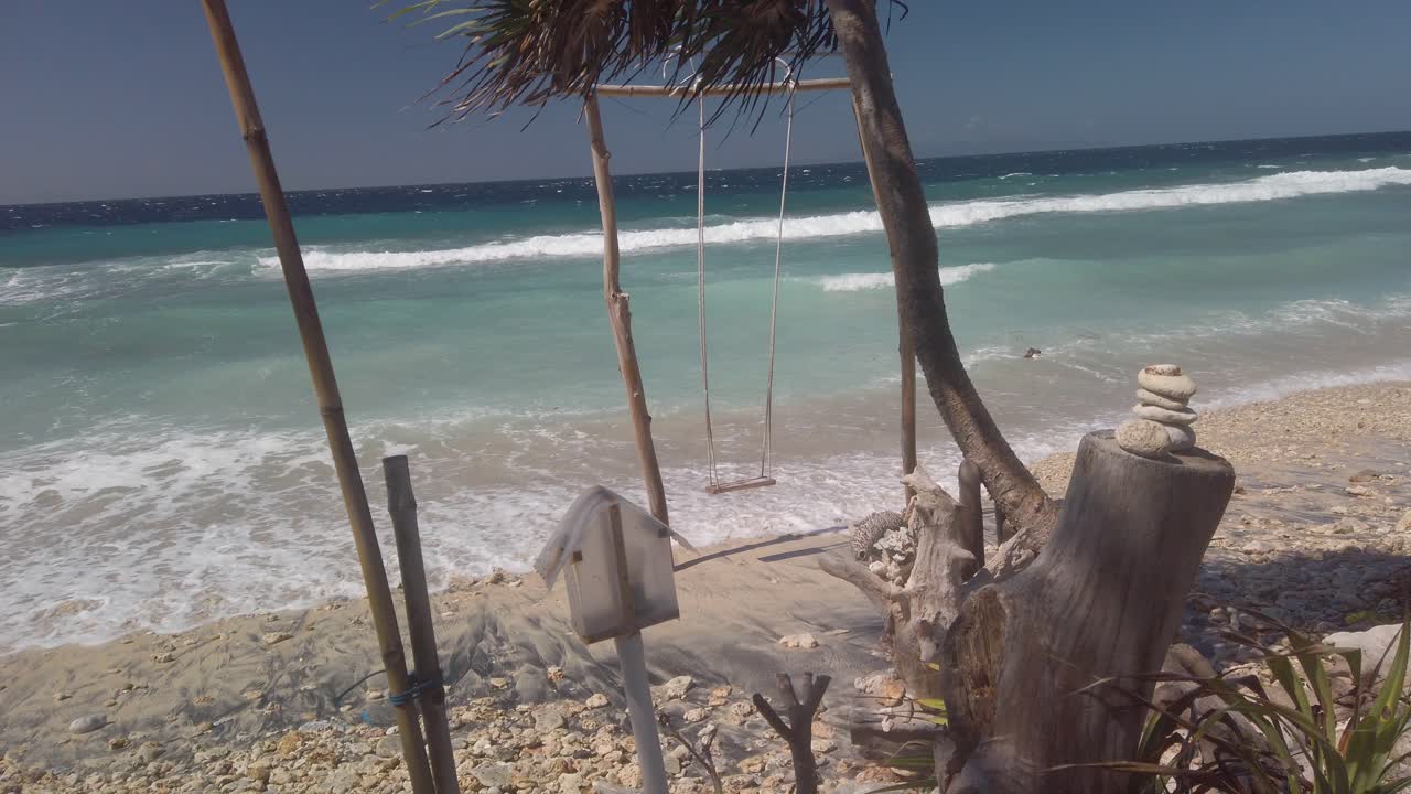 Praia Serena com Ondas do Mar e Balanço