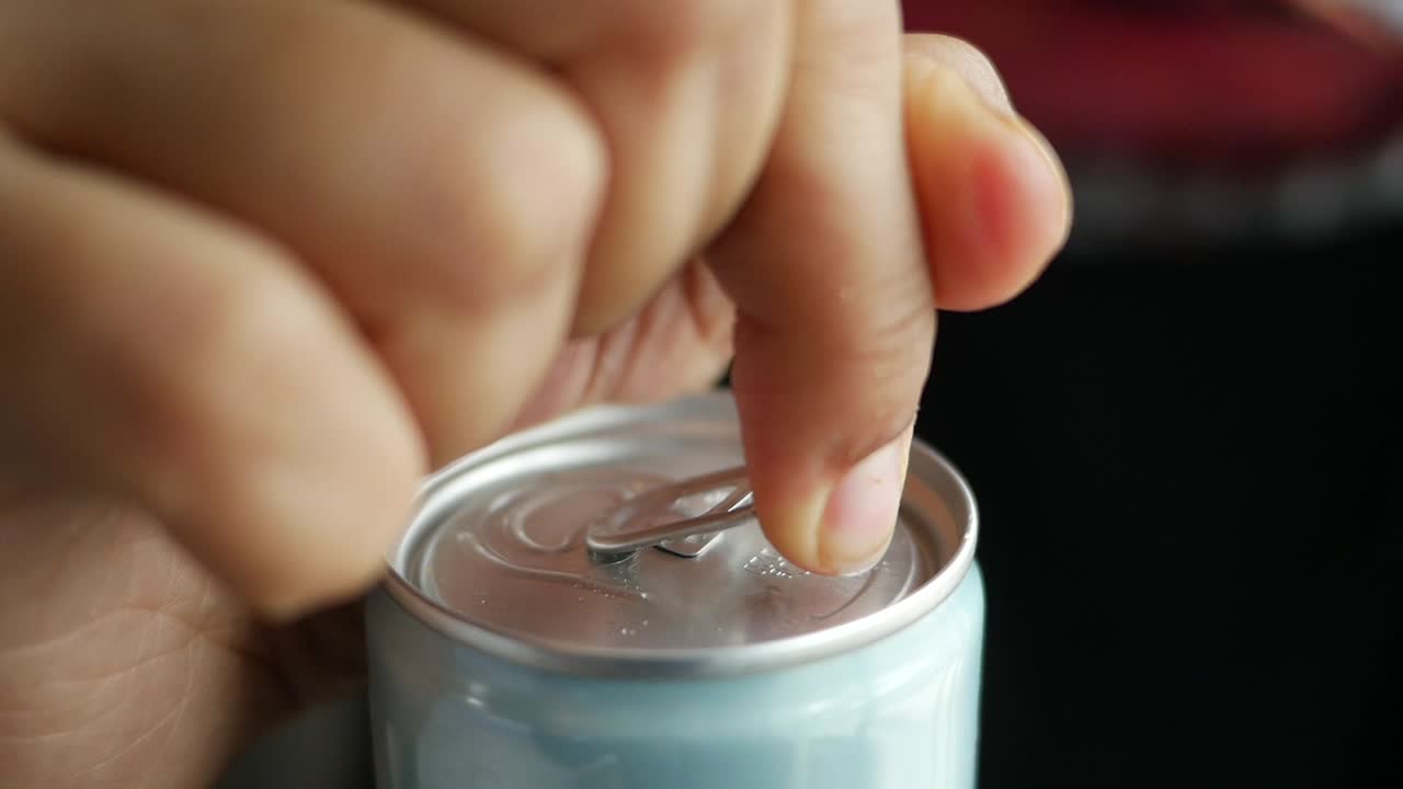 abriendo una lata de refresco