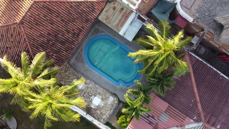 Drehen-Um-Den-Pool-In-Leon,-Nicaragua