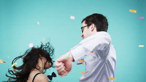 pareja bailando y celebrando con confeti