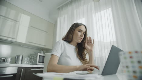 Mujer-En-Casa-Escribiendo-Portátil.-Persona-Femenina-Que-Utiliza-La-Tecnología-De-Internet