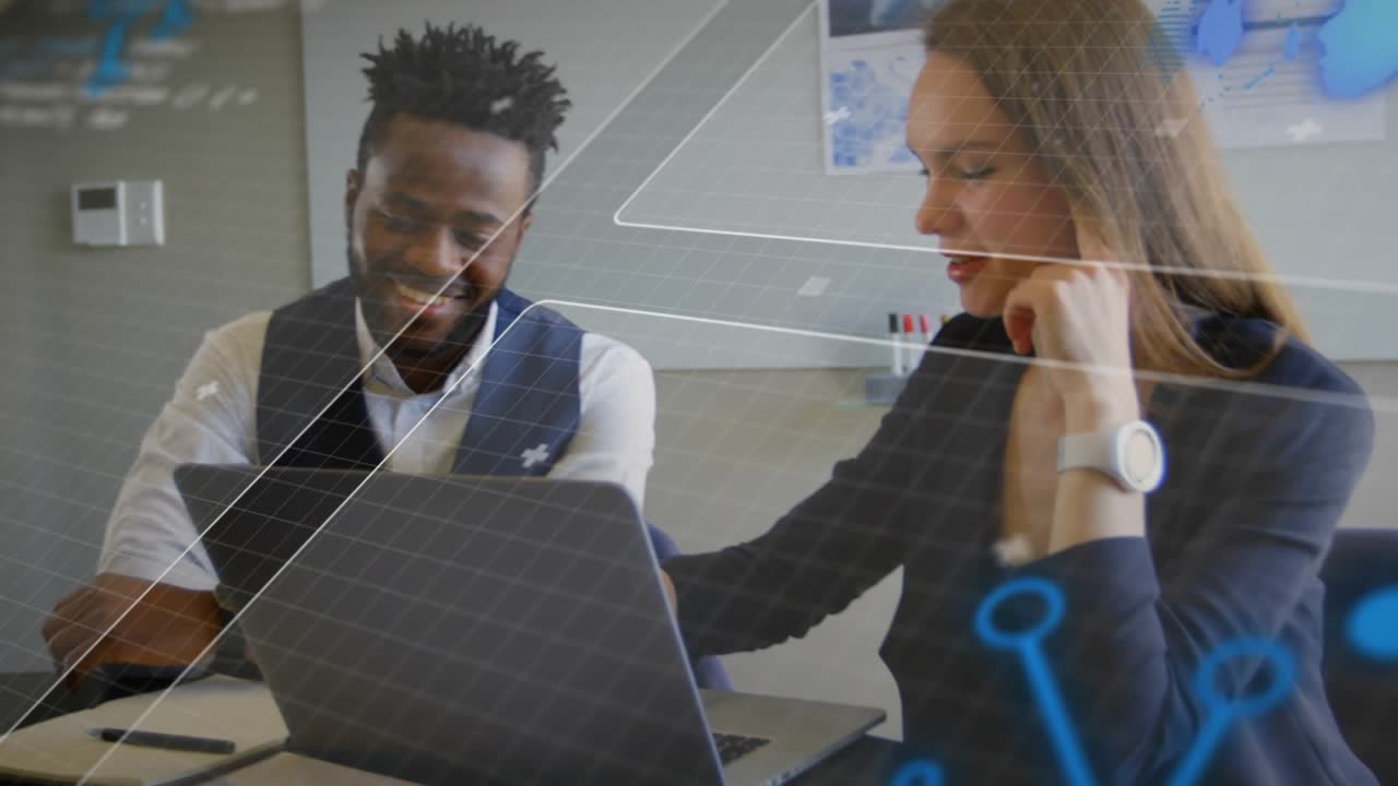 Kvinde trykker på en tast på sin bærbare computer, igangsætter dataanalyse med kort-overlay ved et bord og deler smil.