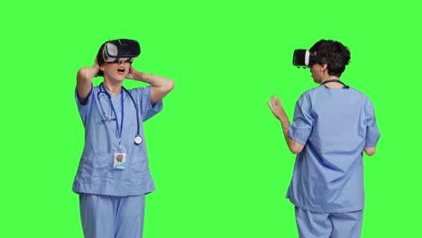 Asistente-Médico-Utiliza-Gafas-Vr-Interactivas-Para-Comprobar-El-Tratamiento-De-Enfermedades