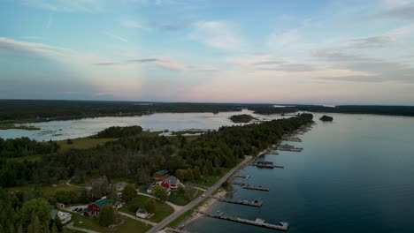 Aerial-ascent-and-pan-of-Hessel-point-summerhomes-and-docks,-les-cheneaux-islands,-Michigan