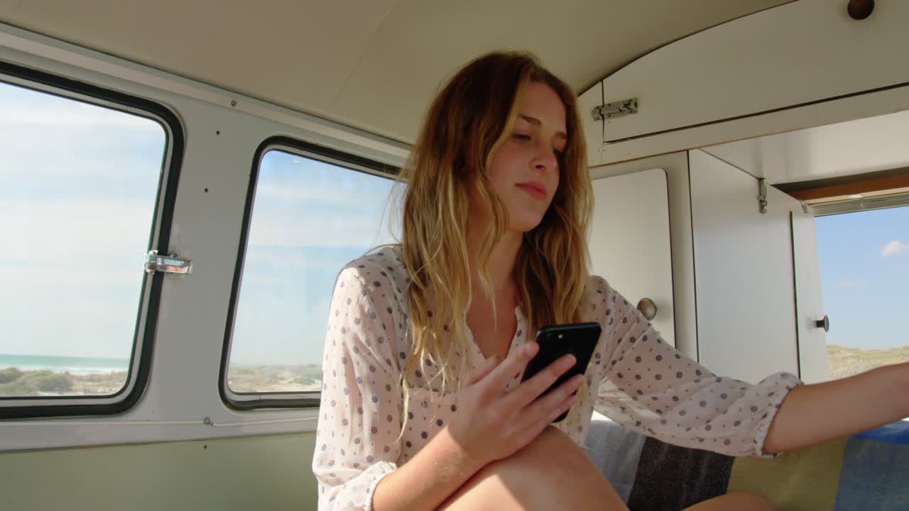 mujer joven usando teléfono móvil 4k