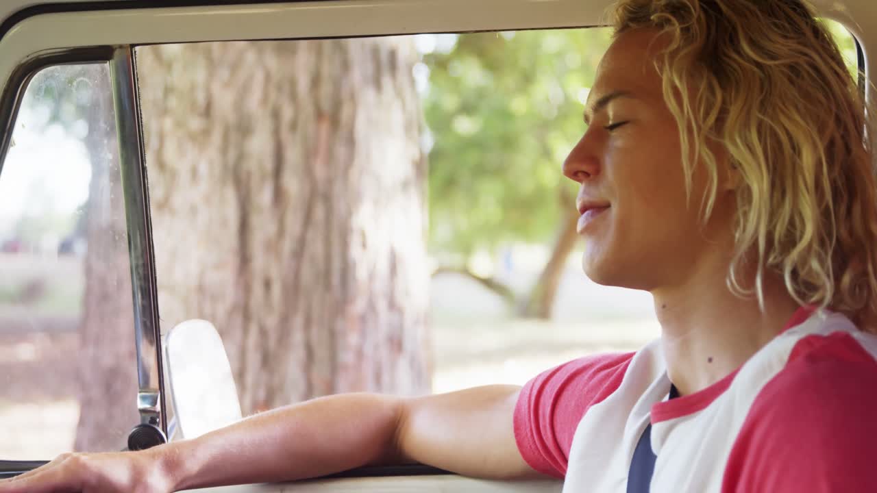 자동차를 운전하는 행복한 남자 4k