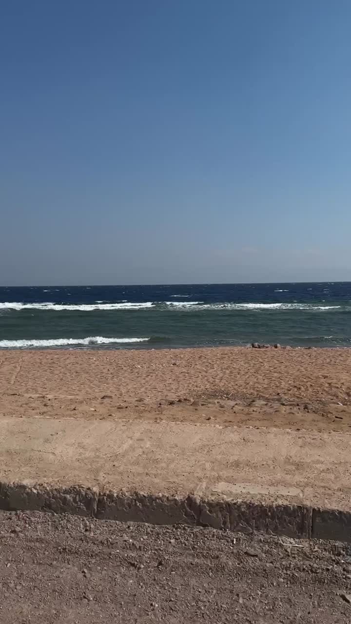 una vista de un desierto con vistas al mar desde un coche en la carretera, tiro de camión
