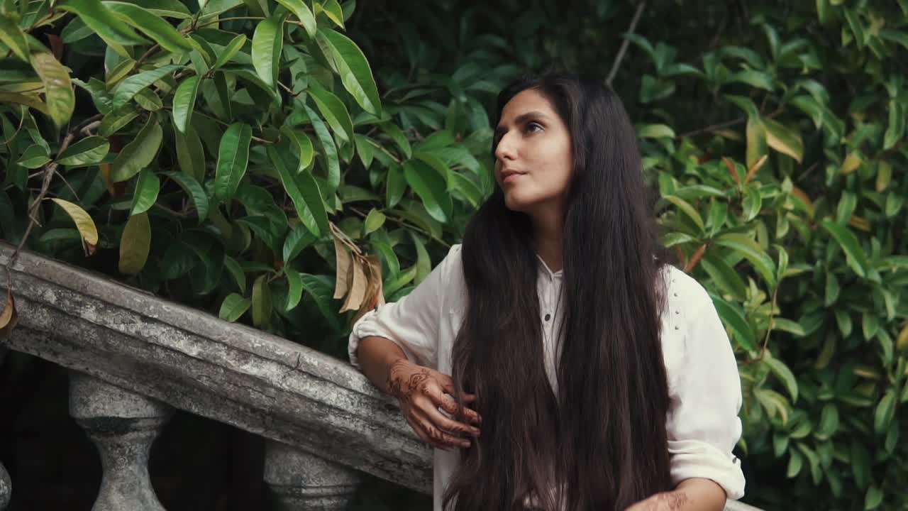 mujer de cabello largo en un jardín