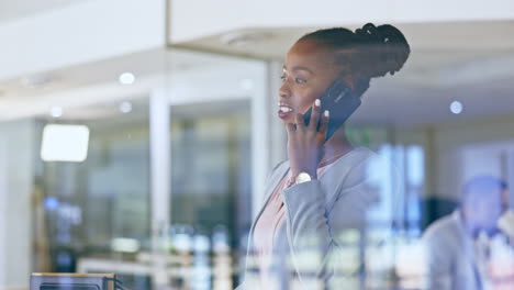 Telefonanruf,-Geschäft-Und-Schwarze-Frau-Reden