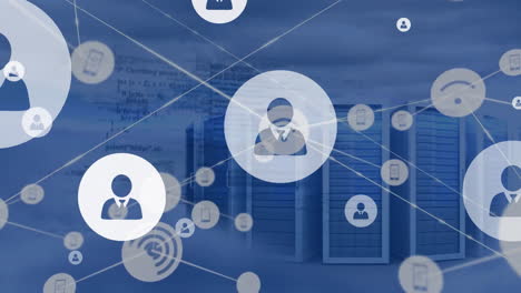 animación de iconos conectados y racks de servidores de datos contra nubes densas en el fondo