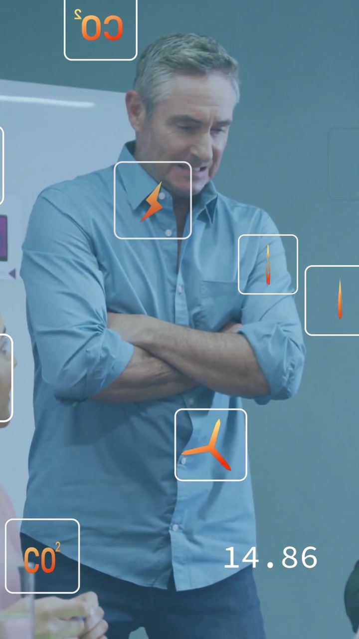 Animazione di icone ecologiche ed elaborazione dati su colleghi diversi che discutono di lavoro in ufficio.