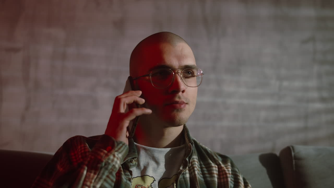 Uomo che parla allo smartphone