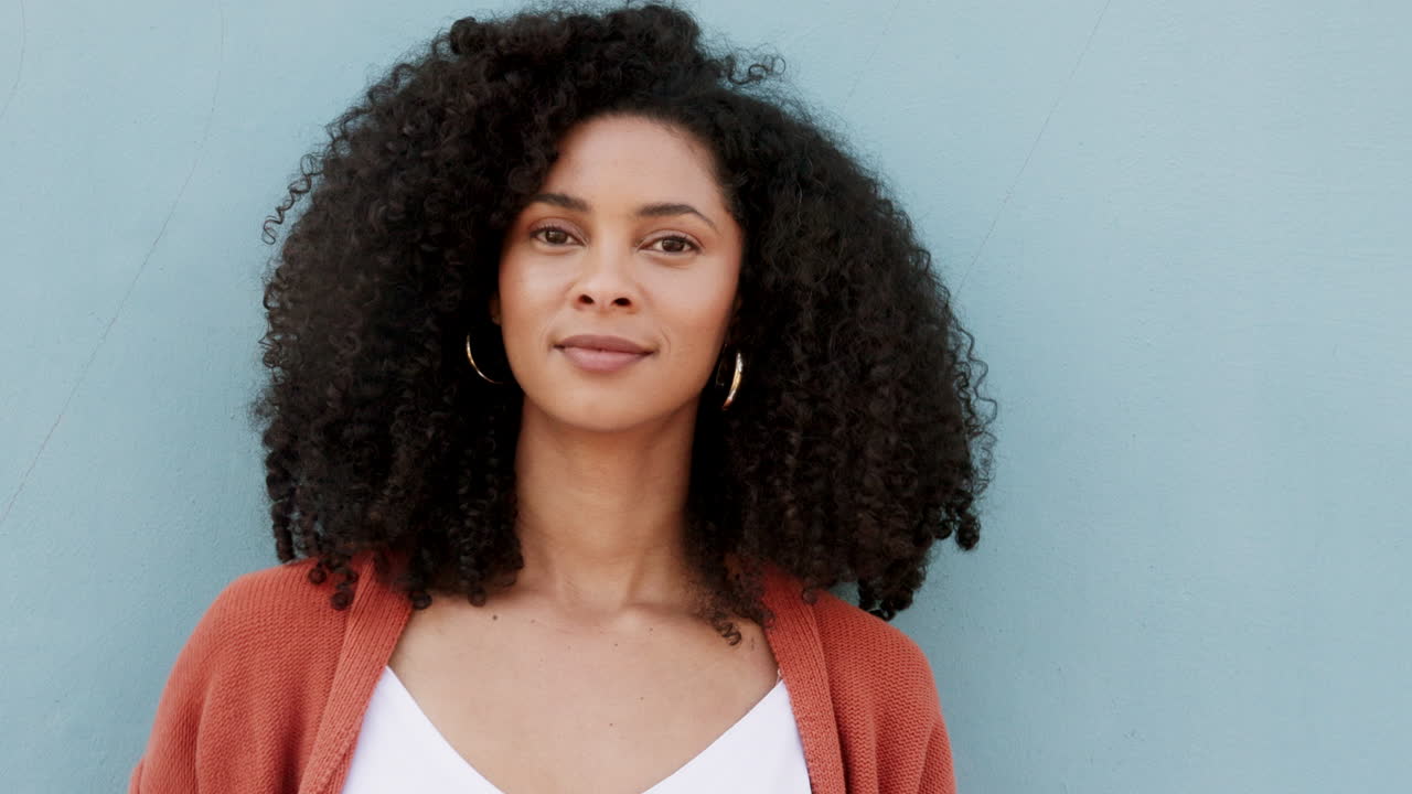 pulgares hacia arriba, sonrisa y feliz mujer negra de pie