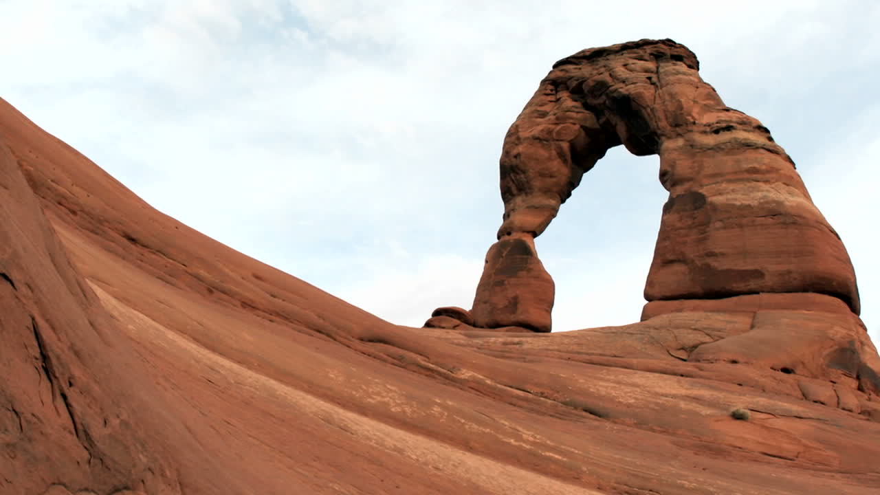 유타 아치 국립공원의 섬세한 아치 위를 지나가는 구름의 시간 경과