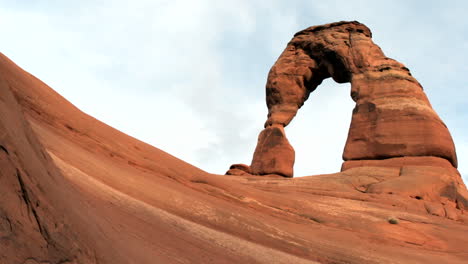 Zeitraffer-Von-Wolken,-Die-über-Einen-Zarten-Bogen-Im-Arches-Nationalpark-Von-Utah-Ziehen