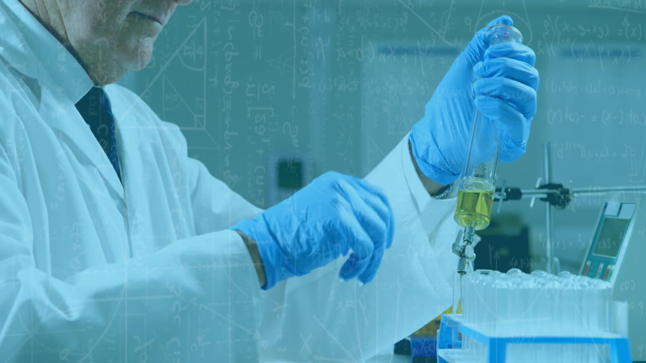 animación de fórmulas matemáticas y científicas sobre un científico masculino utilizando tubos de ensayo en el laboratorio