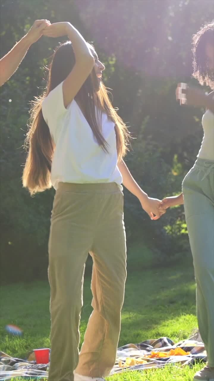 Amigos divirtiéndose en el parque.