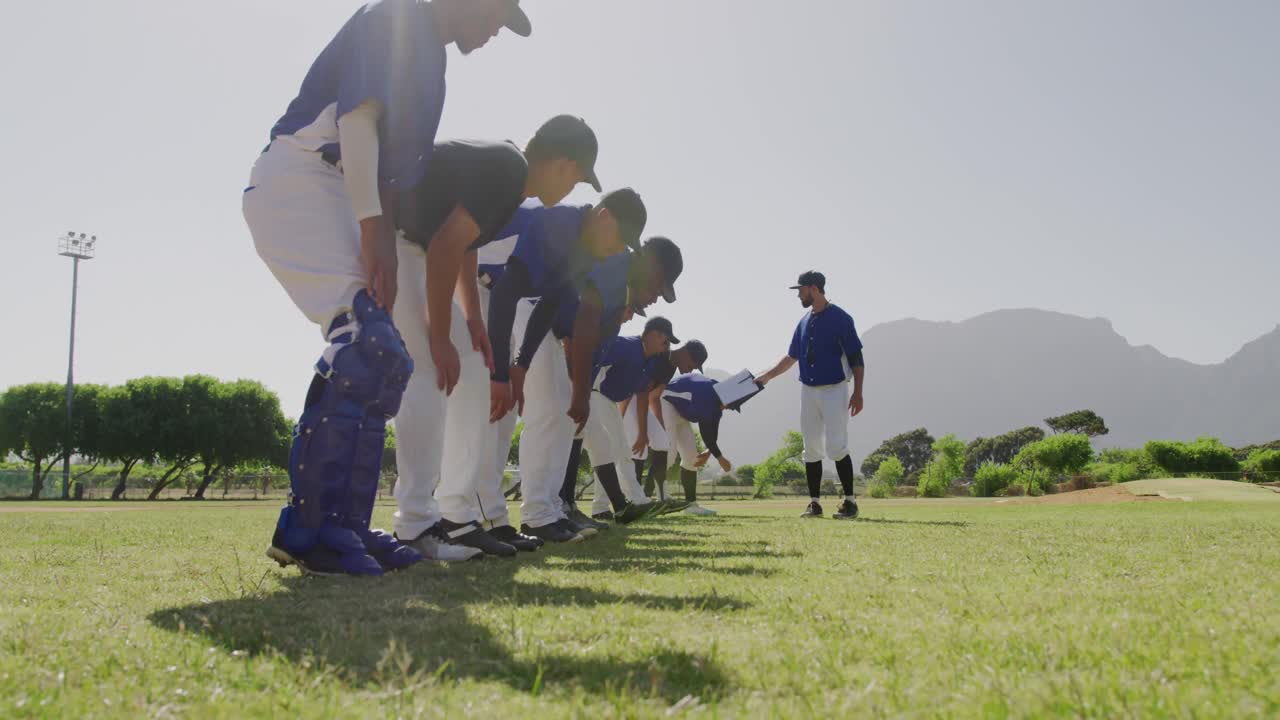 야구 선수 들 이 함께 스트레칭 하고 있다