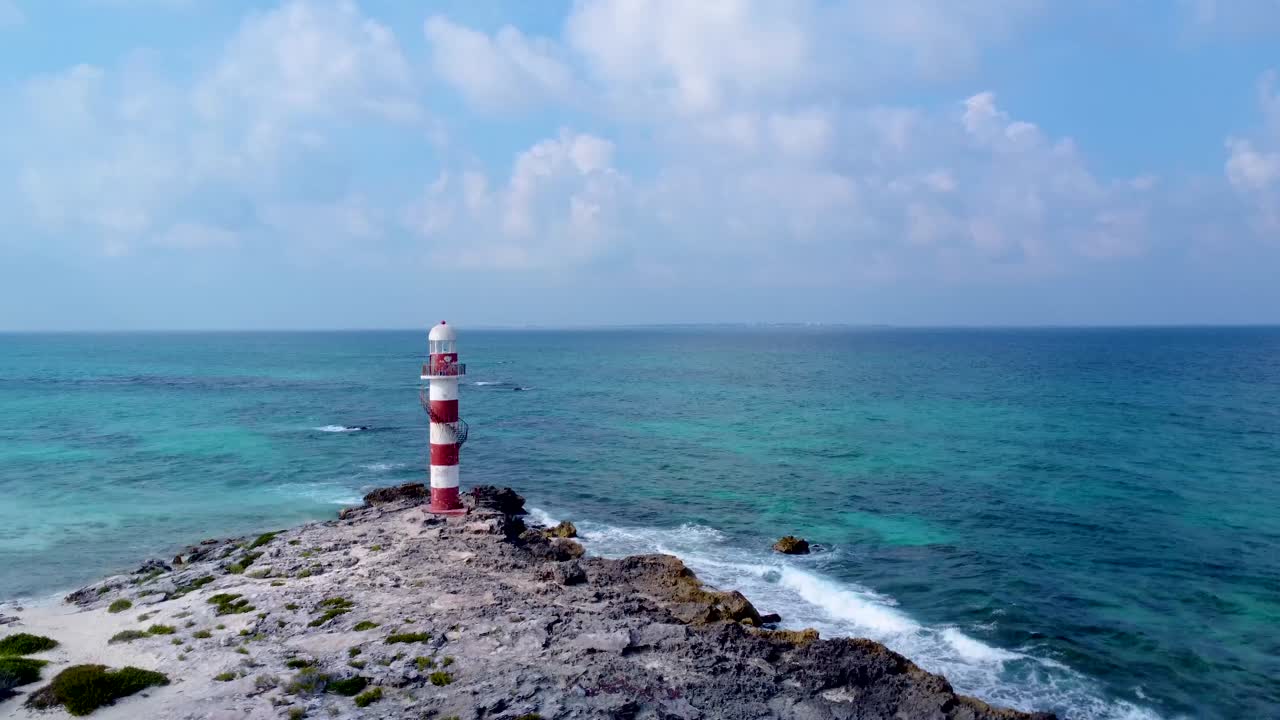 impresionante vista de un faro antiguo en la costa del mar caribe en punta cancún, méxico