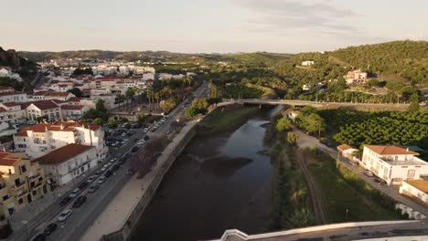 toma aérea sobre el río arade en la hermosa ciudad histórica de silves, portugal