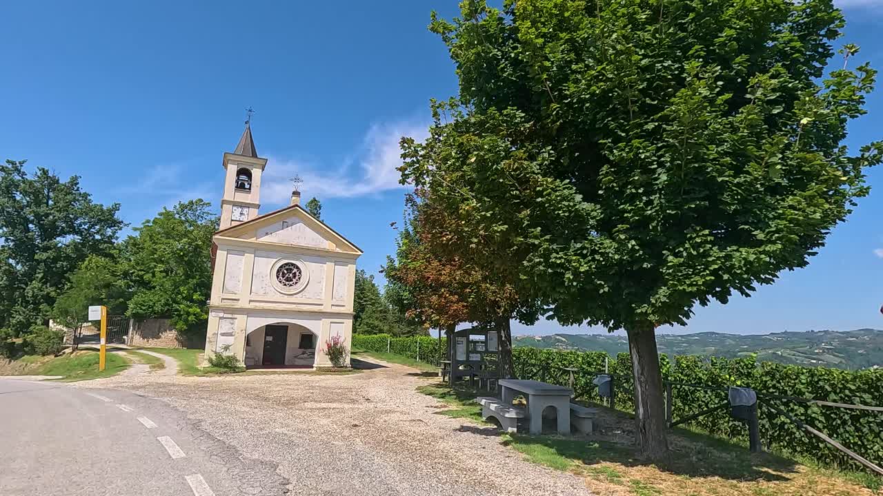 울창 한 포도원 들 사이 에 있는 교회 의 경치 가 아름답다
