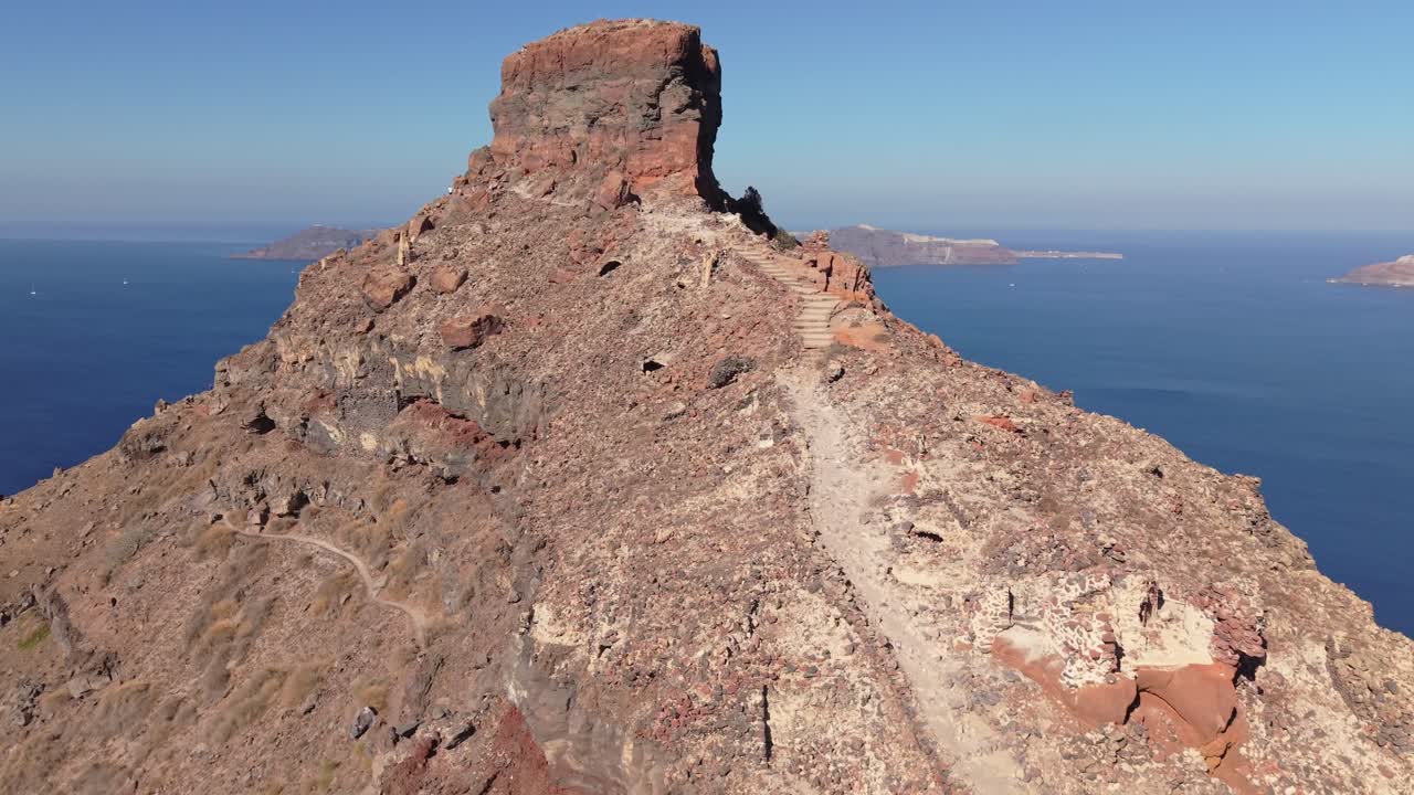 Riprese con drone che rivelano Skaros Rock a Santorini, mettendo in mostra il paesaggio unico della caldera vulcanica e le scogliere drammatiche sopra il Mar Egeo.