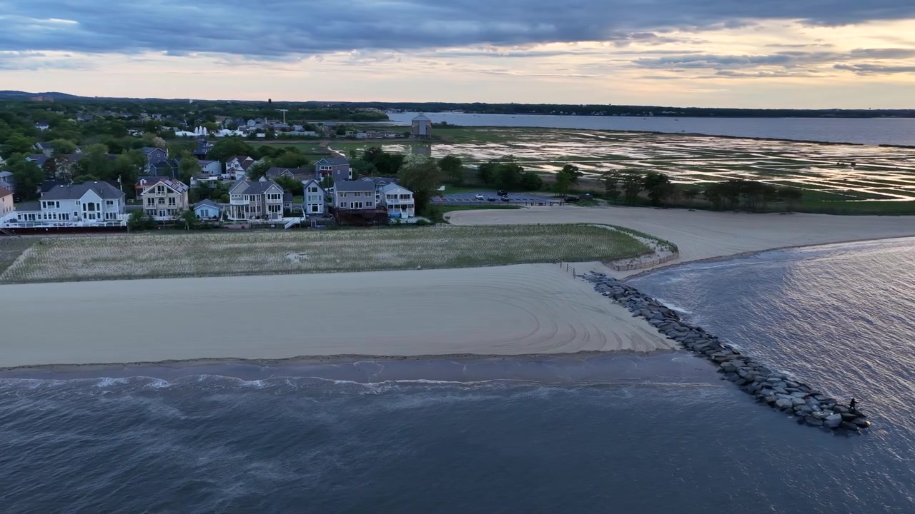 Una vista aerea della costa a Union Beach, New Jersey, che mostra sia l'Oceano Atlantico sia le paludi tidali di Conaskonk Point, conosciuta anche come Pebble Beach
