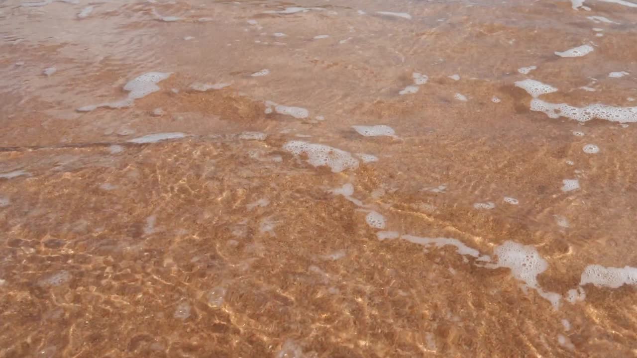 깨한 해변과 바다 파도의 아름다운 자연