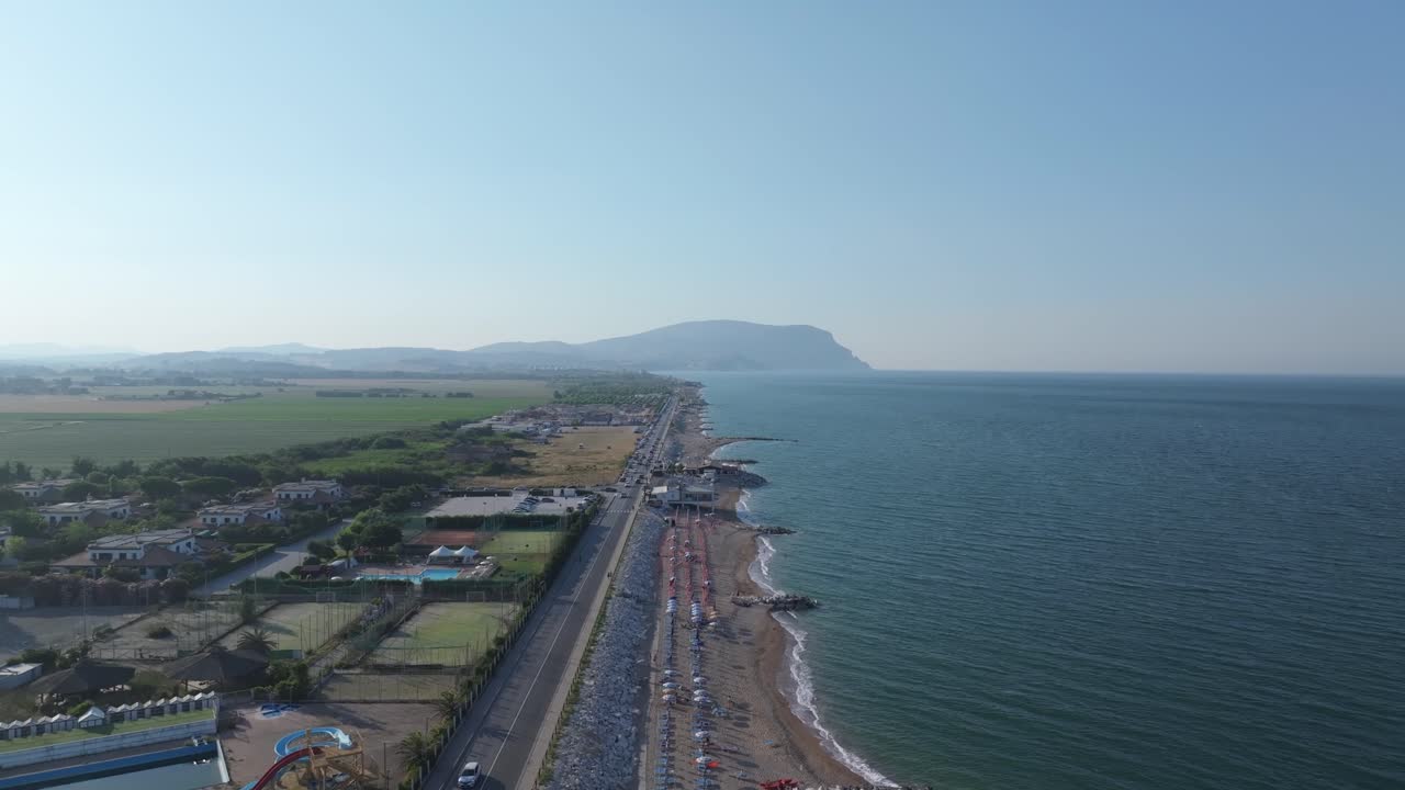 comienza a caer la noche en porto recanati, lungomare scarfiotti, italia